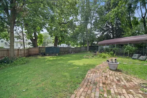 Exterior - 914 W Front St, Bloomington, IL 61701 photo 4 of 5