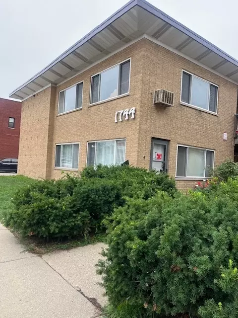 1744 E Oakton St #102, Des Plaines, IL 60018