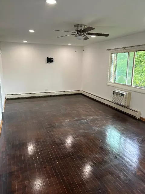 Living - 9209 Bumblebee Dr #2F, Des Plaines, IL 60016 photo 2 of 3