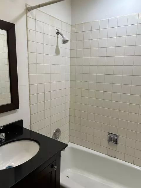 Bath - 9209 Bumblebee Dr #2F, Des Plaines, IL 60016 photo 2 of 2