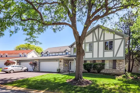 385 Spring Lake Ln #B, Aurora, IL 60504
