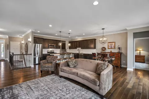 Living - 304 Links Dr, Addison, IL 60101 photo 1 of 1