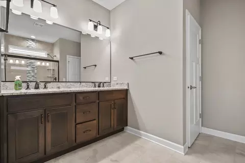 Bath - 304 Links Dr, Addison, IL 60101 photo 1 of 3