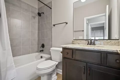 Bath - 304 Links Dr, Addison, IL 60101 photo 3 of 3