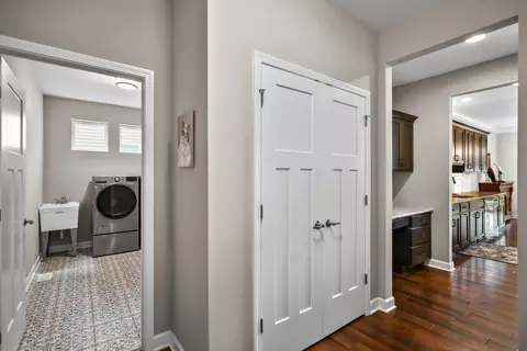 Entry Way - 304 Links Dr, Addison, IL 60101 photo 5 of 7