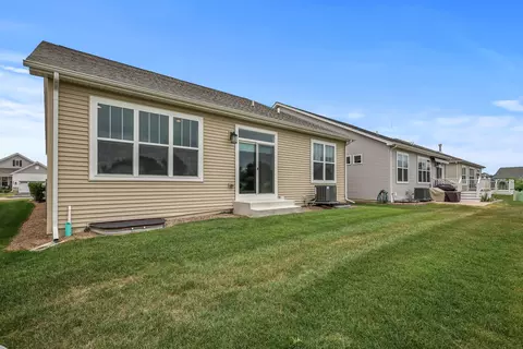 Exterior - 304 Links Dr, Addison, IL 60101 photo 2 of 3