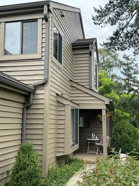 931 Shoreline Rd, Lake Barrington, IL 60010