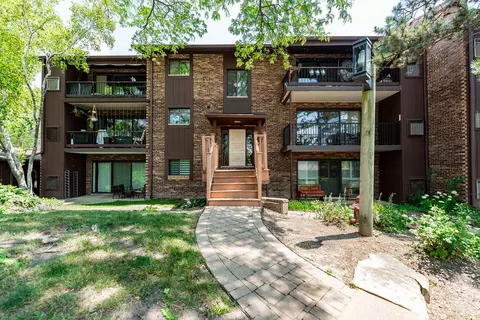 1325 Cass Ln E #101, Westmont, IL 60559