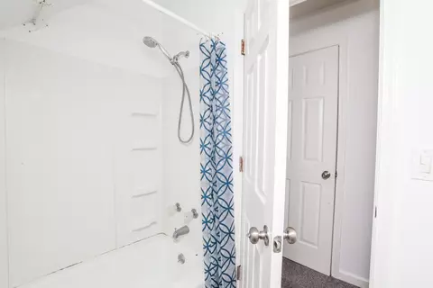 Bath - 1812 Taft Dr, Normal, IL 61761 photo 3 of 4