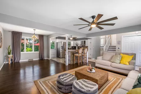 Living - 1822 Mcadam Rd, Darien, IL 60561 photo 2 of 5