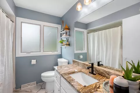 Bath - 1822 Mcadam Rd, Darien, IL 60561 photo 1 of 2