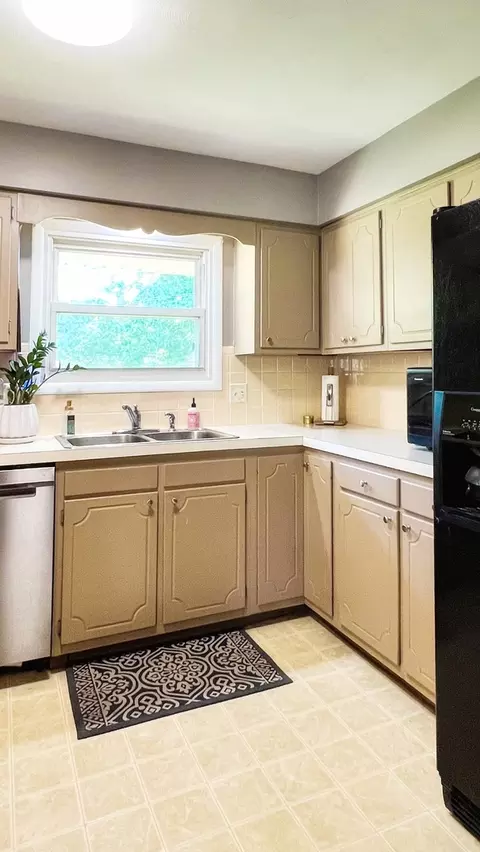 Kitchen - 25 Brookwood Dr, Normal, IL 61761 photo 5 of 8