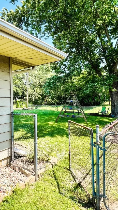 Exterior - 25 Brookwood Dr, Normal, IL 61761 photo 4 of 11