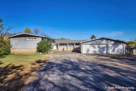 24072 W Hawthorn Ln, Antioch, IL 60002