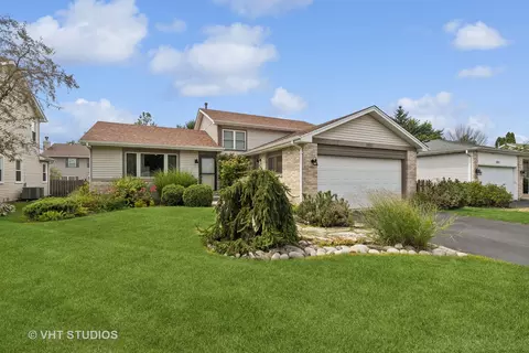 2821 Brisbane Dr, Lake In The Hills, IL 60156