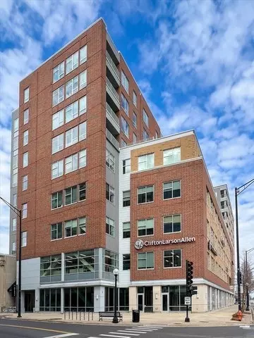 301 N Neil St #905, Champaign, IL 61820