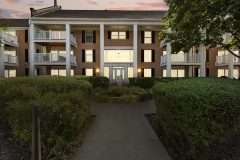 5601 Carriageway Dr #302B, Rolling Meadows, IL 60008