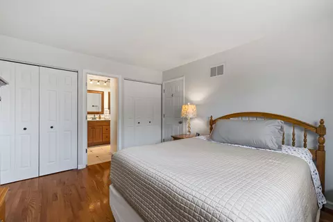 Bedroom - 1526 Pembroke Ln, Wheaton, IL 60189 photo 2 of 4