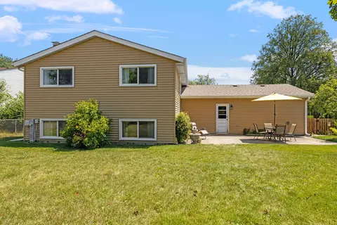 Exterior - 1526 Pembroke Ln, Wheaton, IL 60189 photo 2 of 4