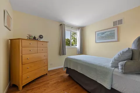 Bedroom - 1526 Pembroke Ln, Wheaton, IL 60189 photo 4 of 4