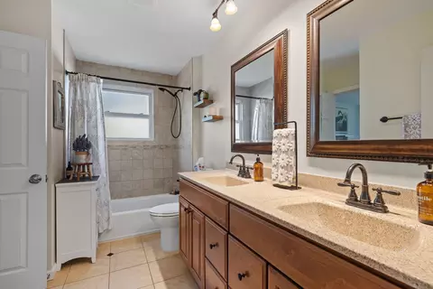 Bath - 1526 Pembroke Ln, Wheaton, IL 60189 photo 1 of 2