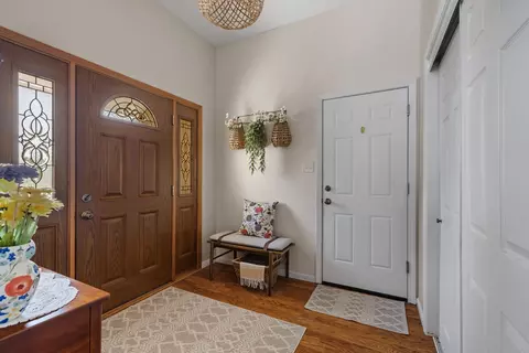 Entry Way - 1526 Pembroke Ln, Wheaton, IL 60189 photo 1 of 2