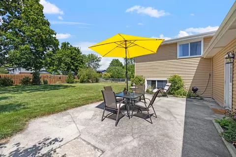Exterior - 1526 Pembroke Ln, Wheaton, IL 60189 photo 3 of 4