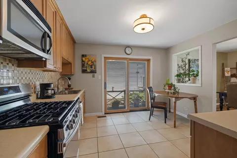 Kitchen - 1526 Pembroke Ln, Wheaton, IL 60189 photo 2 of 2