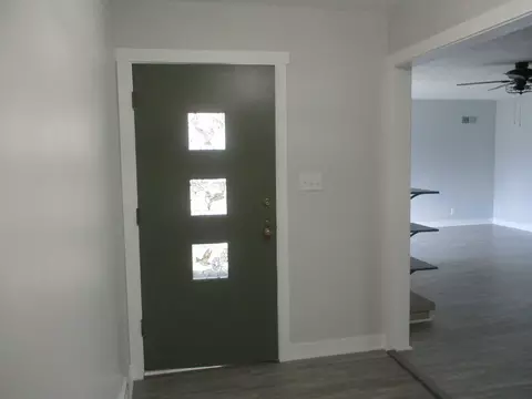 Entry Way - 660 S Wall St, Kankakee, IL 60901 photo 1 of 1