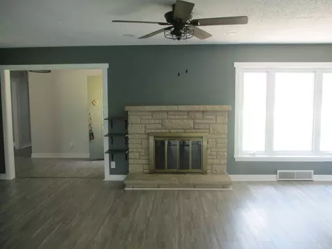Living - 660 S Wall St, Kankakee, IL 60901 photo 1 of 2