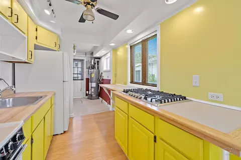 Kitchen - 816 West Blvd, Mchenry, IL 60051 photo 2 of 4