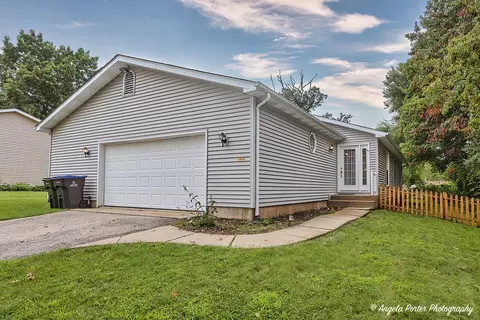 2613 Benjamin Dr, Wonder Lake, IL 60097