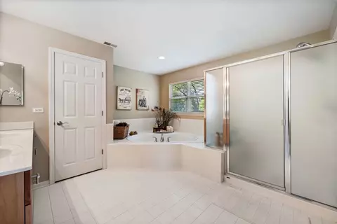 Bath - 1700 Heron Way, Hoffman Estates, IL 60192 photo 3 of 6