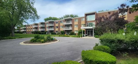 200 Deborah Ln #10C, Wheeling, IL 60090