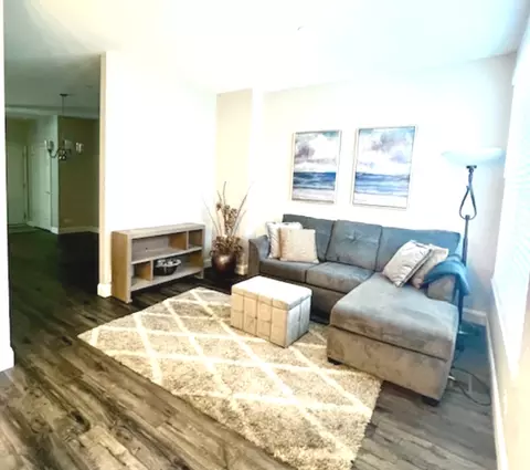 Living - 313 Bradbury Ln, Bartlett, IL 60103 photo 2 of 3
