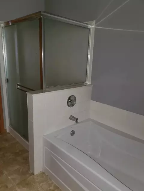 Bath - 1410 Westhampton Dr, Plainfield, IL 60586 photo 2 of 3