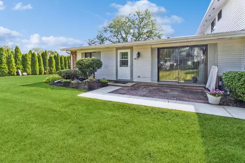 131 Brewster Ct #B, Bloomingdale, IL 60108