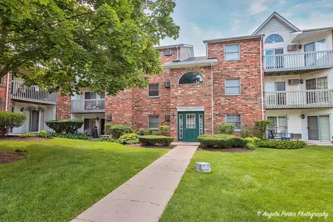 4402 Shamrock Ln #1C, Mchenry, IL 60050