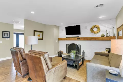 Living - 106 Oneida Ln, Loda, IL 60948 photo 6 of 7