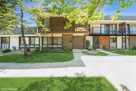 5546 Carmel Dr, Hanover Park, IL 60133