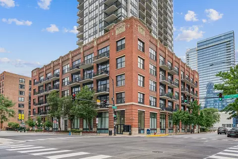 210 S Desplaines St #1903, Chicago, IL 60661