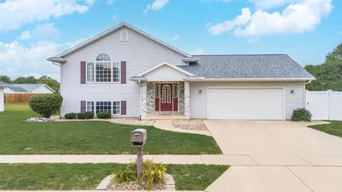 703 Cimmeron Dr, Pontiac, IL 61764