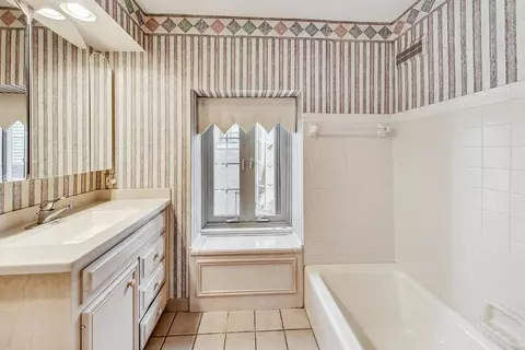 Bath - 403 Audubon Rd, Riverside, IL 60546 photo 2 of 3