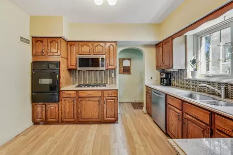 Kitchen - 403 Audubon Rd, Riverside, IL 60546 photo 2 of 4