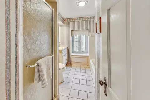 Bath - 403 Audubon Rd, Riverside, IL 60546 photo 3 of 3