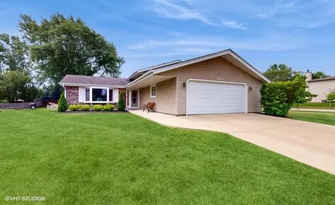 823 Westfield Ln, Schaumburg, IL 60193