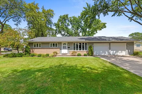 295 Redwood Ave, Elk Grove Village, IL 60007