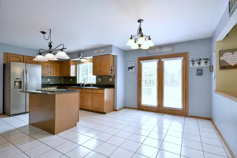 Kitchen - 223 Sangamon Ct, Bartlett, IL 60103 photo 4 of 6