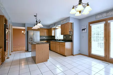 Kitchen - 223 Sangamon Ct, Bartlett, IL 60103 photo 3 of 6