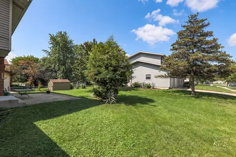 Exterior - 621 N Pinecrest Rd, Bolingbrook, IL 60440 photo 4 of 7